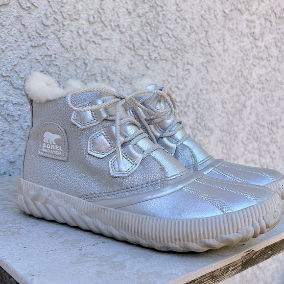 Sorel Disney Frozen Sparkly Silver Gray Laced Faux Fur Boots Shoes 6.5 Women’s